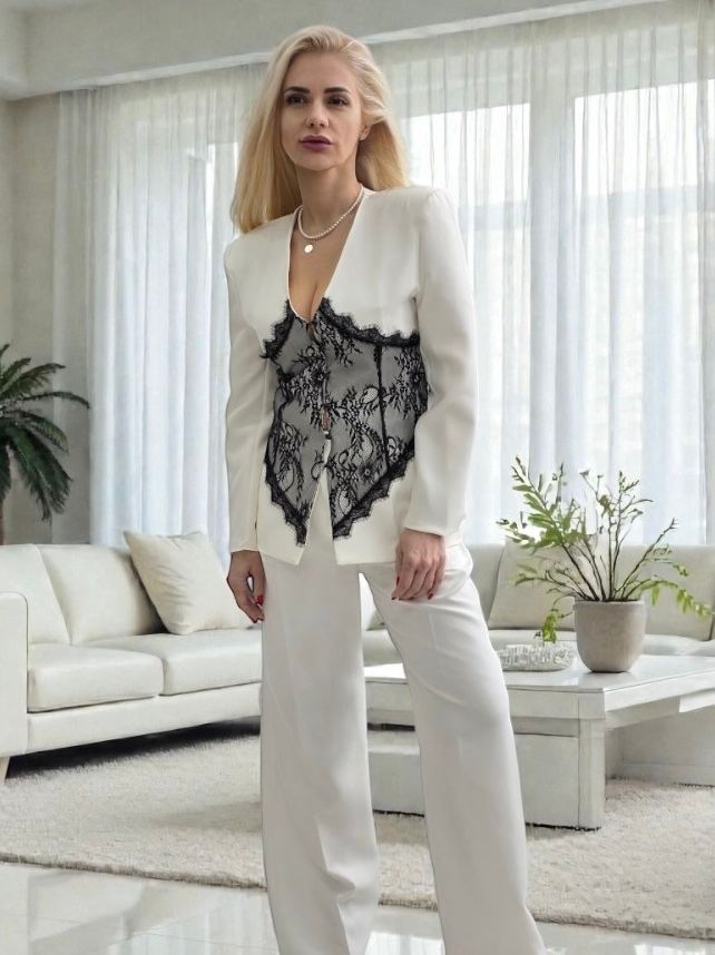 Costum cu insertii de dantela Giorgy