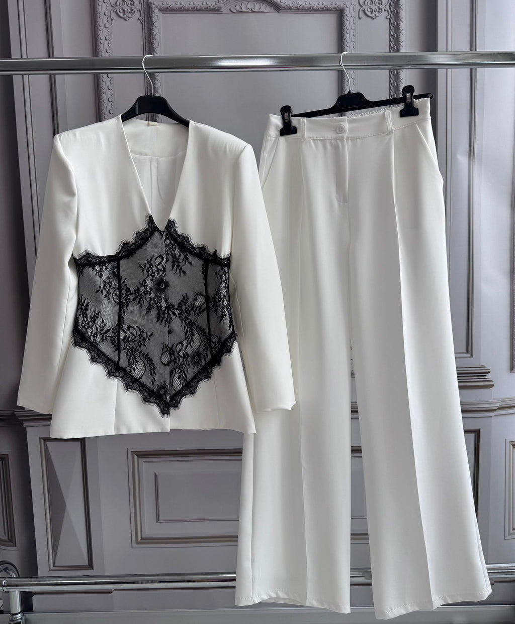 Costum cu insertii de dantela Giorgy
