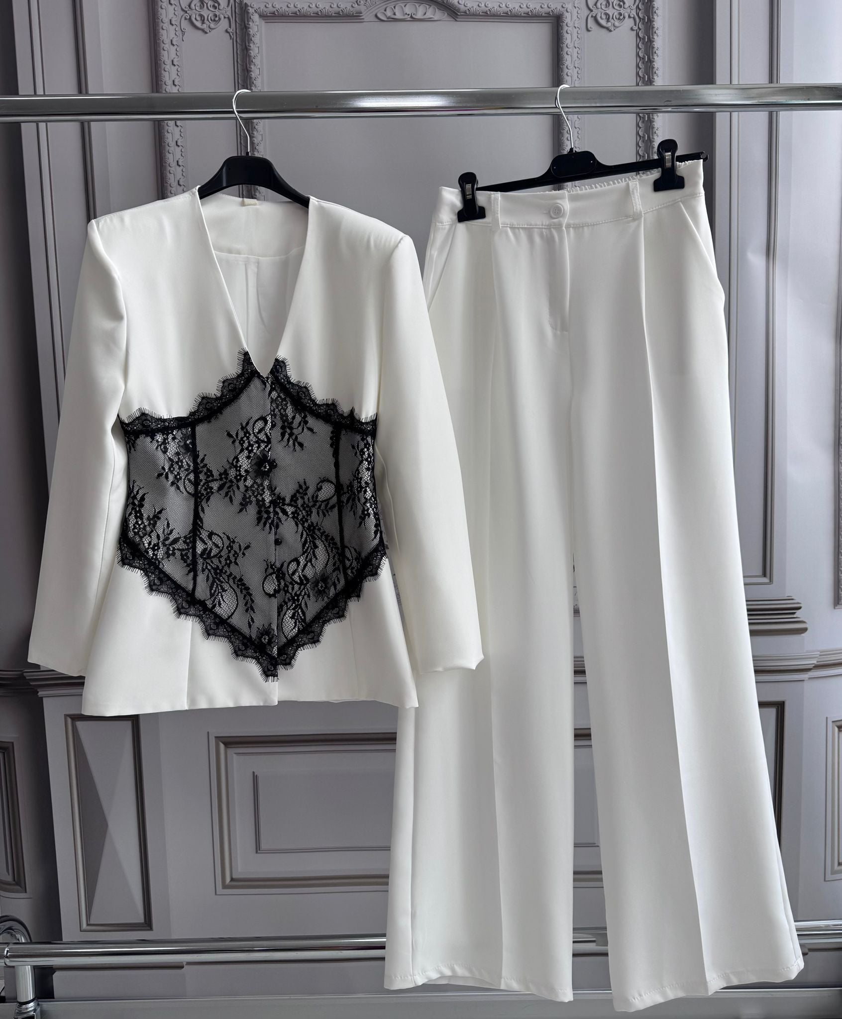 Costum cu insertii de dantela Giorgy