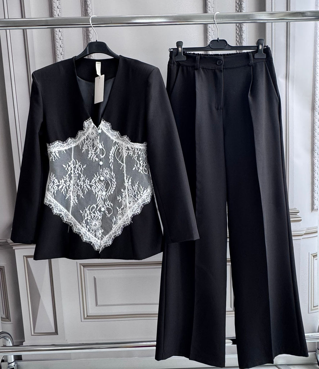 Costum cu insertii de dantela Giorgy