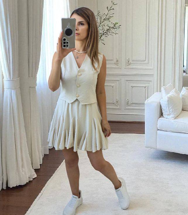 Compleu: vesta si fusta cu pantaloni scurti pe dedesubt Mirabela